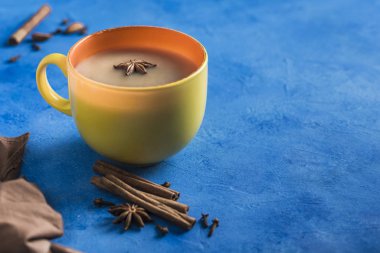 Popüler Asyalı ısınma sarı fincanda cori ile birlikte masala çayı içer.