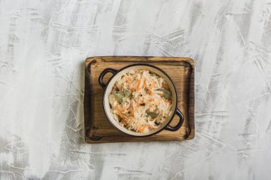 Hafif bir arka planda, ahşap bir tepside, bir tabakta mayalanmış lahana. Üst Manzara. Kopyalama. Yatay oryantasyon. Düz yatıyordu.