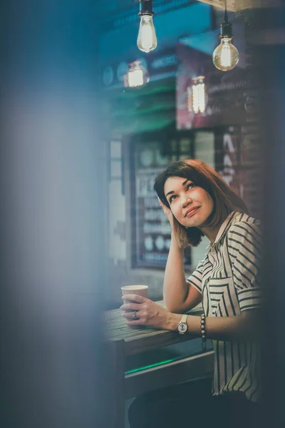 Porträtt Flicka Det Inre Ett Café Med Kopp Kaffe Morgon — Stockfoto