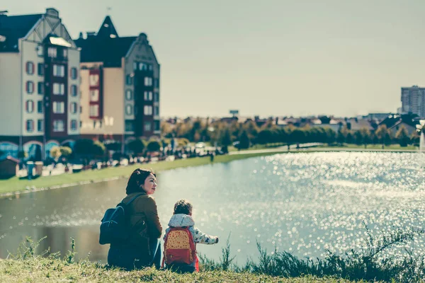 Porträtt Mor Och Dotter Stadspark Gräsmattan Mot Bakgrunden Sjön Promenader — Stockfoto