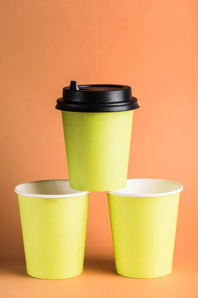 Some Green Paper Reusable Coffee Cups Closed Black Lid Orange — Stock Photo, Image