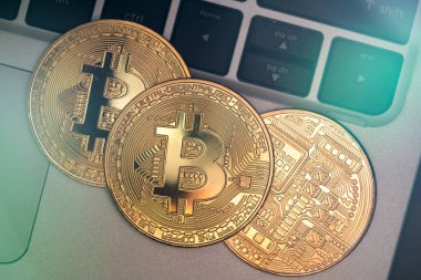 Altın bitcoin sikke sanal ekonomi ya da kripto para birimi unsurları sembolize ediyor.