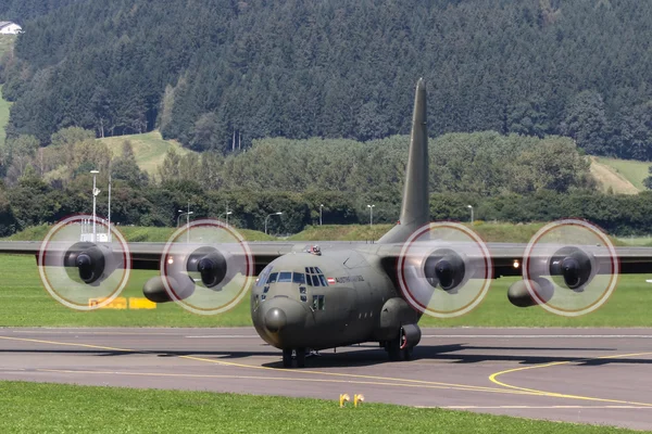 C-130 Hércules sobre o poder aéreo na Áustria — Fotografia de Stock