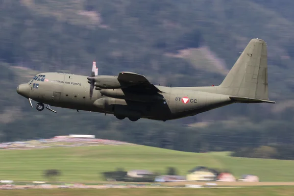 C-130 Hércules sobre o poder aéreo na Áustria — Fotografia de Stock