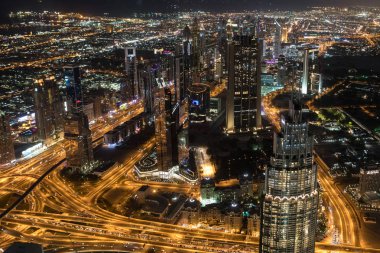 Dubai bölgesindeki üstten gece görünüm