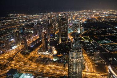 Dubai bölgesindeki üstten gece görünüm