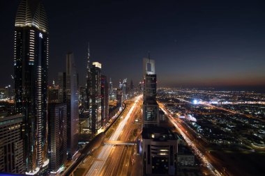 Dubai bölgesindeki üstten gece görünüm