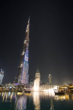 Uluslararası Dubai Kongre ve Sergi Sarayı gece