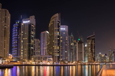 Geceleyin Dubai Marina