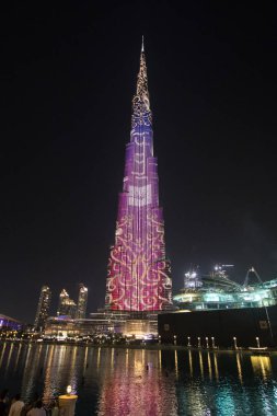 Uluslararası Dubai Kongre ve Sergi Sarayı gece