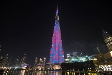 Uluslararası Dubai Kongre ve Sergi Sarayı gece