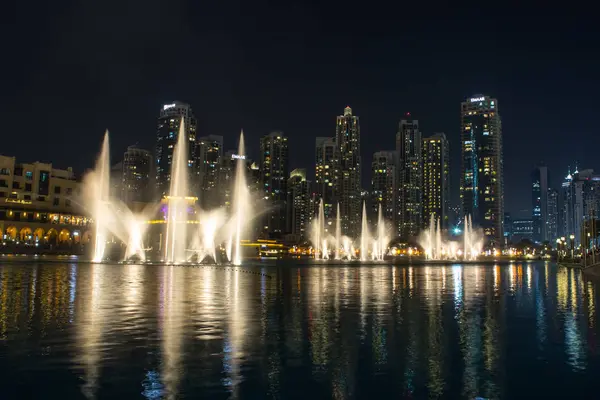 Fontanny Dubaj nocą — Zdjęcie stockowe