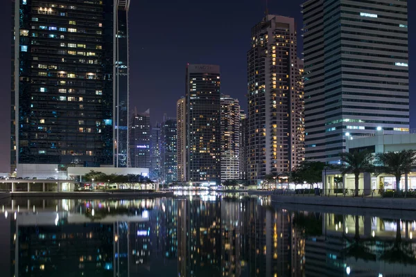 Torres del lago Jumeirah por la noche — Foto de Stock