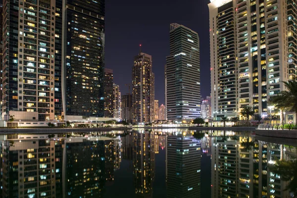 Torres del lago Jumeirah por la noche — Foto de Stock