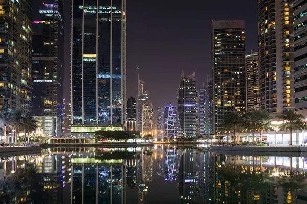 Jumeirah lake towers door de nacht — Stockfoto