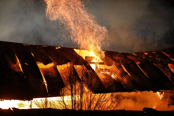 木工房子在火中 — 图库照片