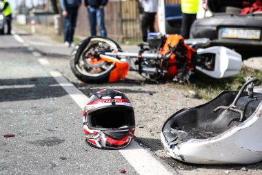 Motosiklet kazasında yolda