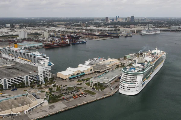 Bateau de croisière dans le port de Fort Lauderdale — Photo