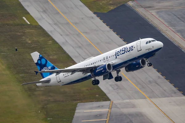 Airbus A320 струи синий — стоковое фото