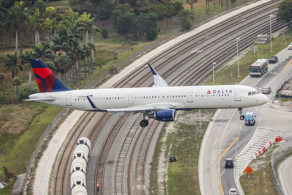 Airbus A321 Delta Airlines — Stock Photo, Image