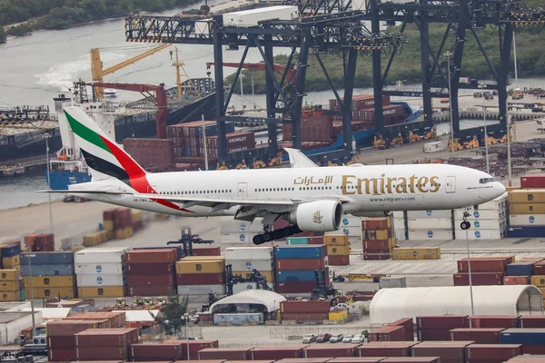Boeing 777 Emirates — Stock Photo, Image