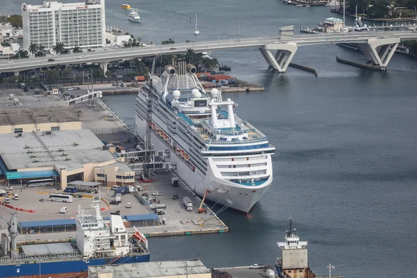 Bateau de croisière dans le port de Fort Lauderdale — Photo