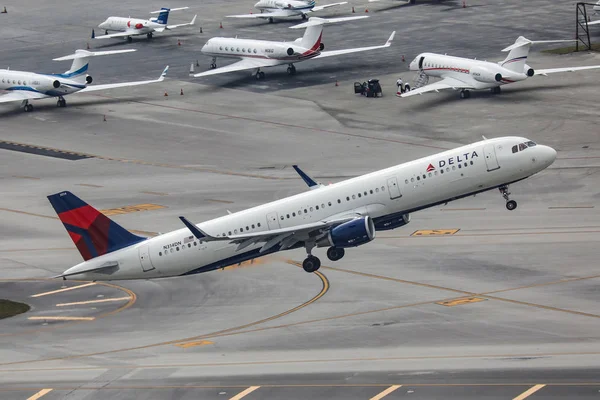 Airbus A321 Delta Airlines — Stock Photo, Image