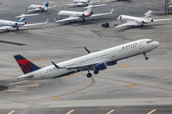 Airbus A321 Delta Airlines — Stockfoto