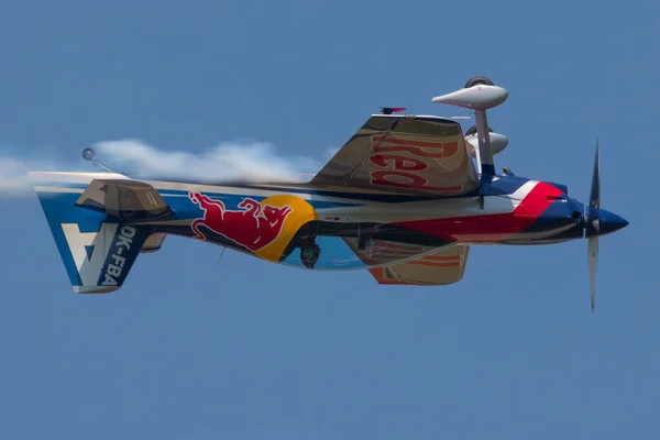 Red Bull de Flying Bulls — Stockfoto