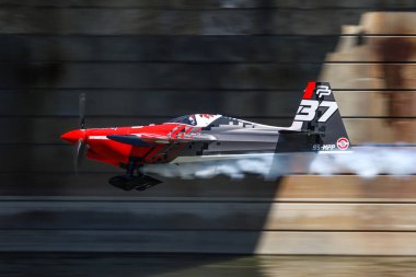 Macaristan, Budapeşte, Tuna, dunai, nehir, kırmızı boğa, hava, yarış, pilot, kanatlar, challenger, Kupası, rekabet, sinek, uçan, hızlı, akrobasi, kenar, küçük, uçak, pilot, ünlü, sert, güneşli, heyecan