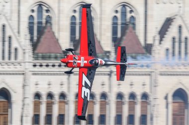 Macaristan, Budapeşte, Tuna, dunai, nehir, kırmızı boğa, hava, yarış, pilot, kanatlar, challenger, Kupası, rekabet, sinek, uçan, hızlı, akrobasi, kenar, küçük, uçak, pilot, ünlü, sert, güneşli, heyecan