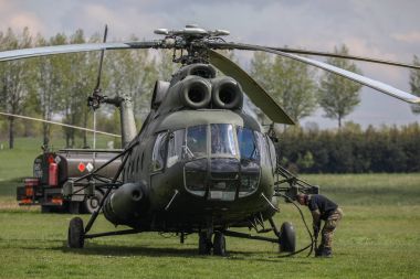 Nowy Targ Polonya Ordusu helikopterlerle