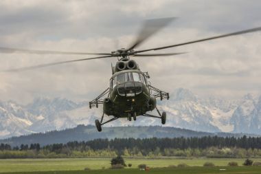 Nowy Targ Polonya Ordusu helikopterlerle