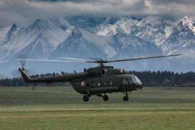 Nowy Targ Polonya Ordusu helikopterlerle