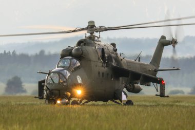 Nowy Targ Polonya Ordusu helikopterlerle