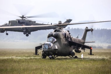 Nowy Targ Polonya Ordusu helikopterlerle