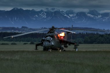 Nowy Targ Polonya Ordusu helikopterlerle