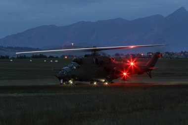 Nowy Targ Polonya Ordusu helikopterlerle