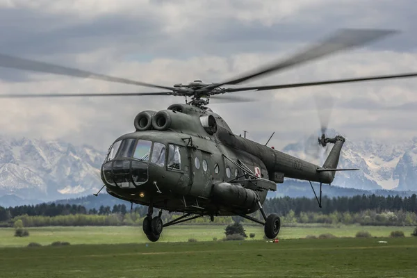 Nowy Targ Polonya Ordusu helikopterlerle