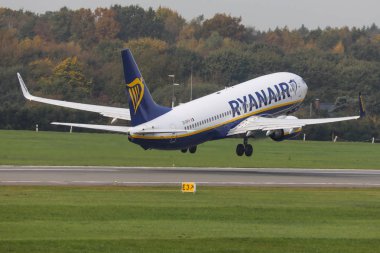 Hamburg fuhlsbttel - 18.10.2017 18.10.2017 Hamburg, Almanya Hamburg havaalanından kalktıktan Ryanair Boeing 737