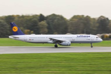 Hamburg fuhlsbttel - 18.10.2017 Airbus A321 Lufthansa Havayolları kalkış Hamburg Havaalanı'na 18.10.2017 Hamburg, Almanya