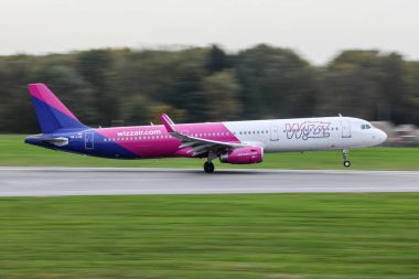Hamburg fuhlsbttel - 18.10.2017 Airbus A321 arası Wizzair kalkış Hamburg Havaalanı'na 18.10.2017 Hamburg, Almanya