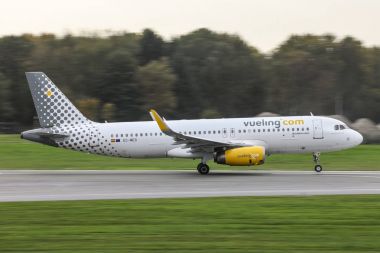 Hamburg fuhlsbttel - 18.10.2017 Airbus A319 Vueling kalkış Hamburg Havaalanı'na 18.10.2017 Hamburg, Almanya