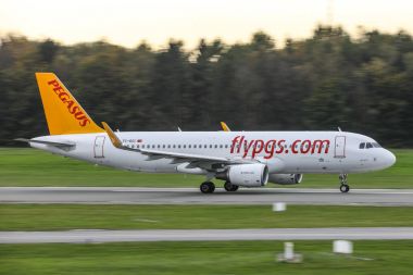 Hamburg fuhlsbttel - 18.10.2017 Airbus A320-Pegasus Airlines kalkış Hamburg Havaalanı'na 18.10.2017 Hamburg, Almanya