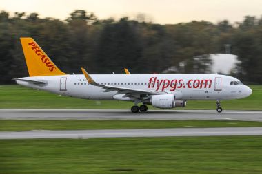 Hamburg fuhlsbttel - 18.10.2017 Airbus A320-Pegasus Airlines kalkış Hamburg Havaalanı'na 18.10.2017 Hamburg, Almanya