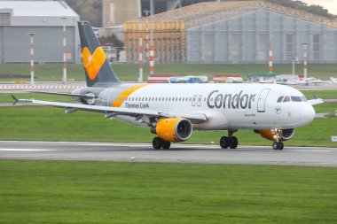 Hamburg fuhlsbttel - 18.10.2017 Airbus A319 Condor hava yolları kalkış Hamburg Havaalanı'na 18.10.2017 Hamburg, Almanya