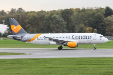 Hamburg fuhlsbttel - 18.10.2017 Airbus A319 Condor hava yolları kalkış Hamburg Havaalanı'na 18.10.2017 Hamburg, Almanya