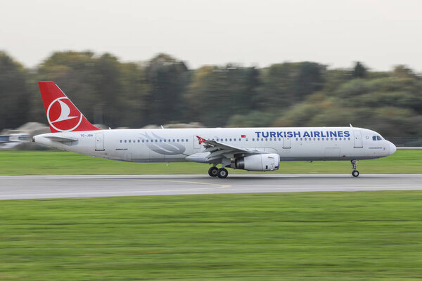 Гамбургский фюзеляж - 18.10.2017 Airbus A321 авиакомпании Turkish Airlines вылетел из аэропорта Гамбурга 18.10.2017 в Гамбурге, Германия
