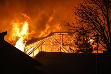 Waksmund, Polonya - 25.11.2017 Waksmund, Polonya bir köyde 25.11.2017 4 kulübeler büyük yangın