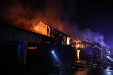 Waksmund, Polonya - 25.11.2017 Waksmund, Polonya bir köyde 25.11.2017 4 kulübeler büyük yangın
